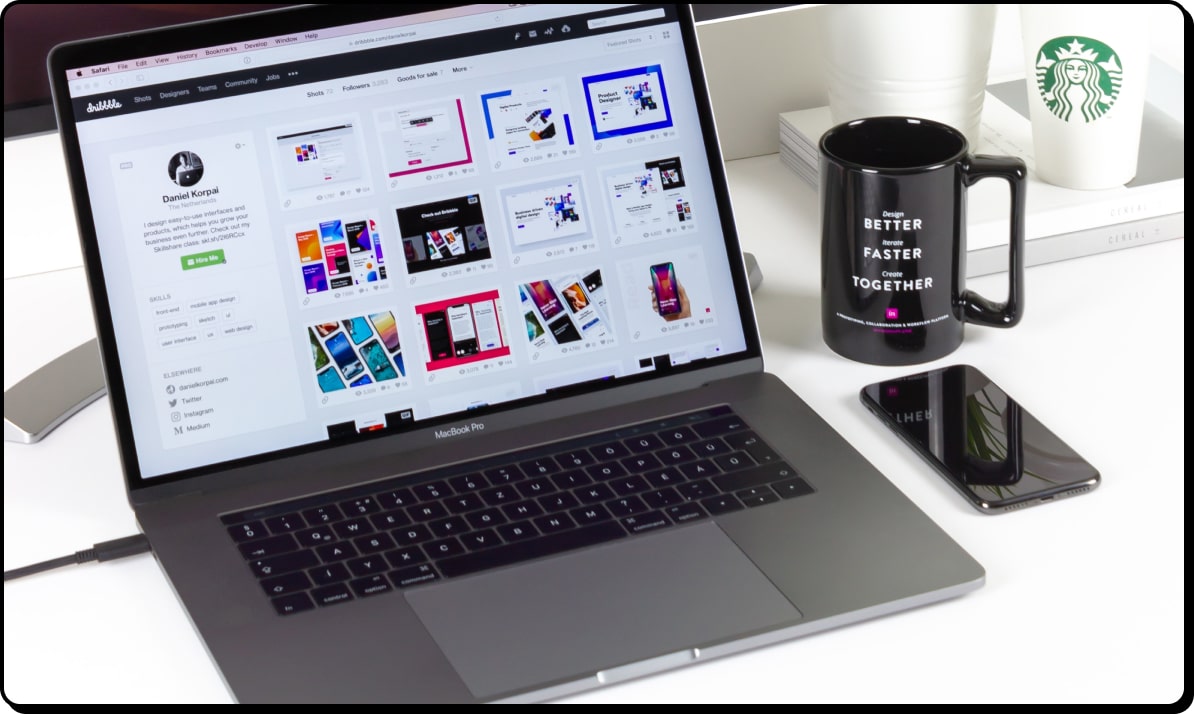 Laptop auf einem Tisch mit einer Design Website auf dem Bildschirm bild